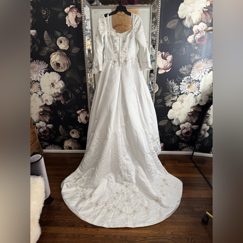 Vintage White Wedding Dress with Embroidery and bell sleeves - Picture 2 of 10